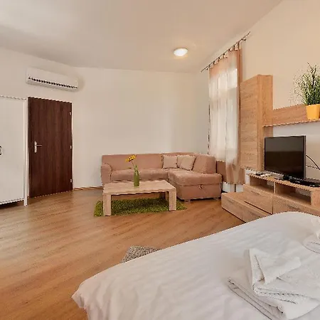 Short By Ambiente Bratislava
